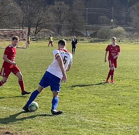 Yanik Schick bleibt in dieser Situation unverletzt und in Ballbesitz.